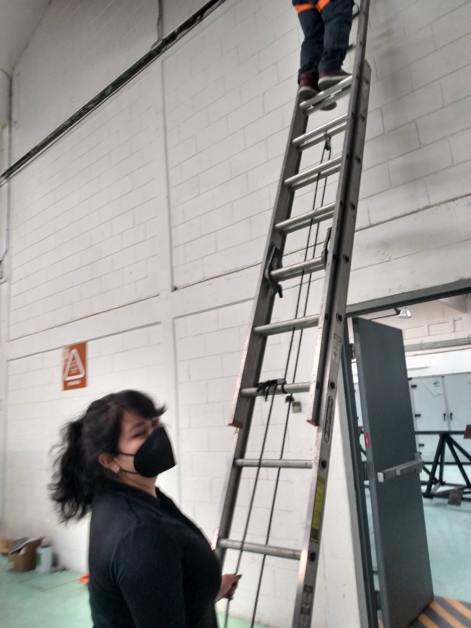 Técnico instalando cableado de telecomunicaciones