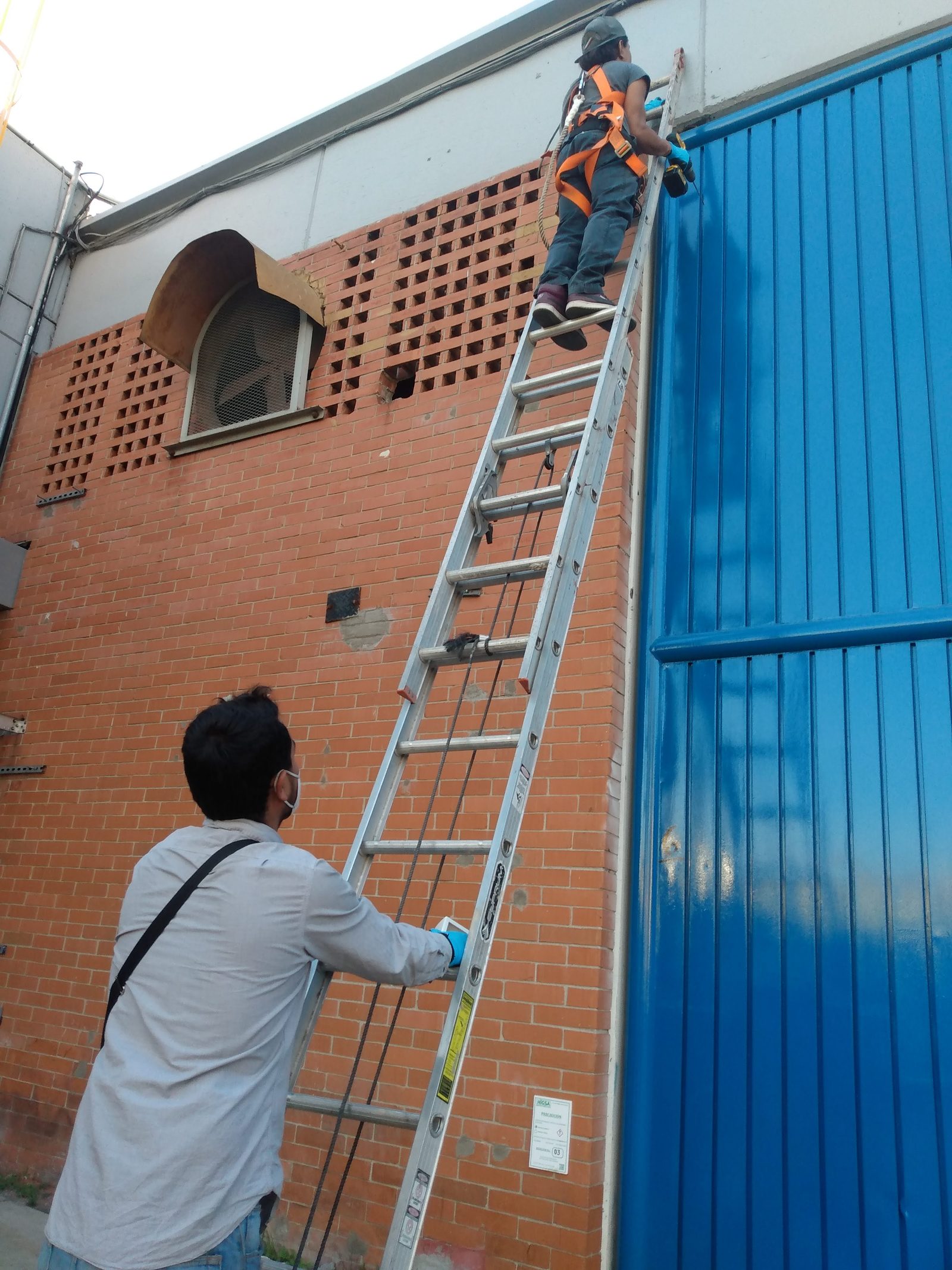 Trabajo de instalación en altura